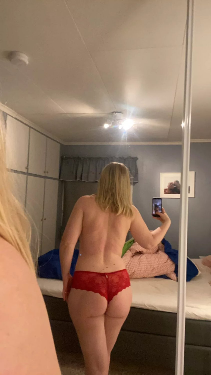 Norwegian nurse showing off #xzmUuwCF